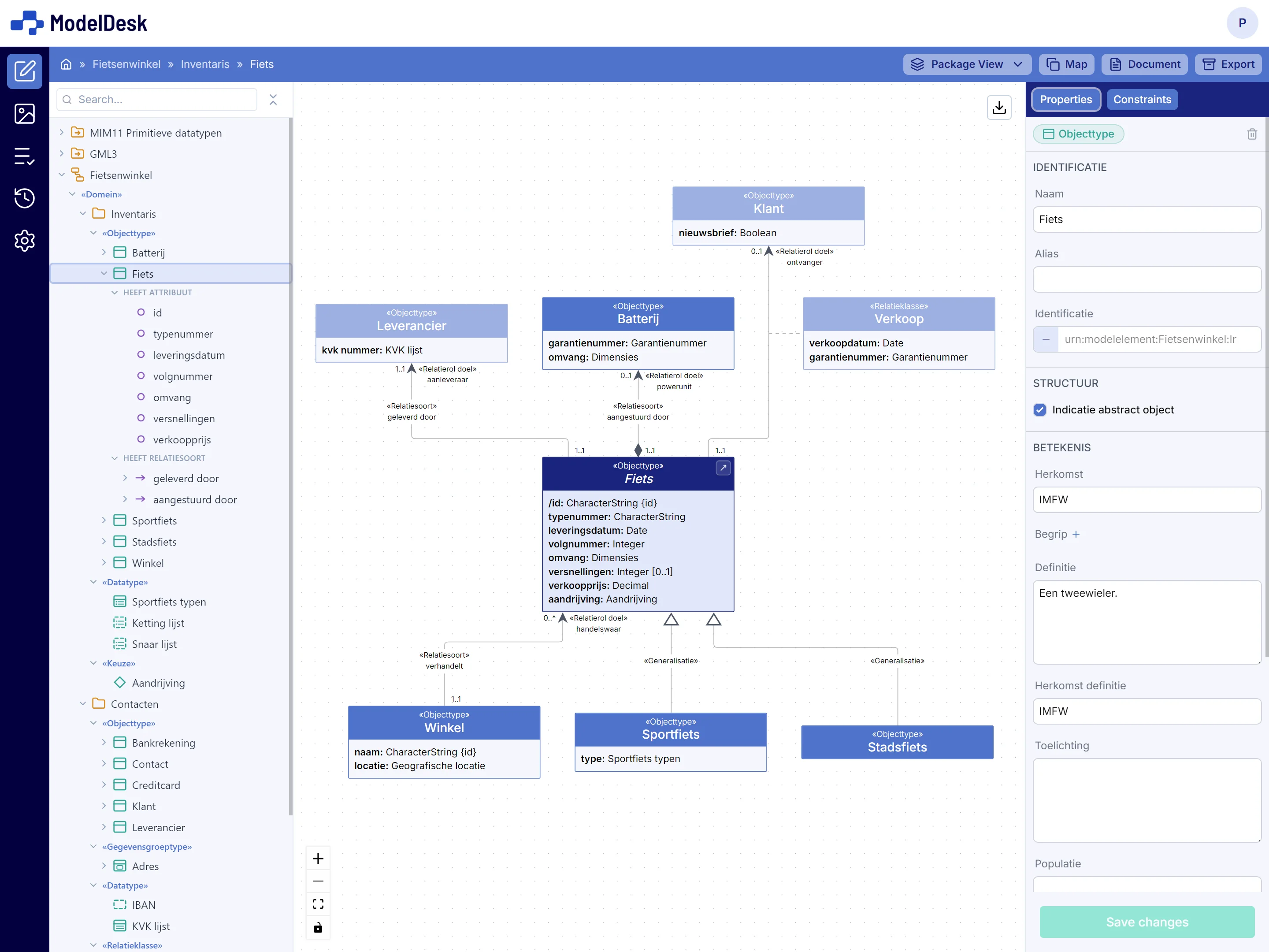 Screenshot van een automatisch gegenereerd UML-klassendiagram in ModelDesk met klassen, attributen en relaties
